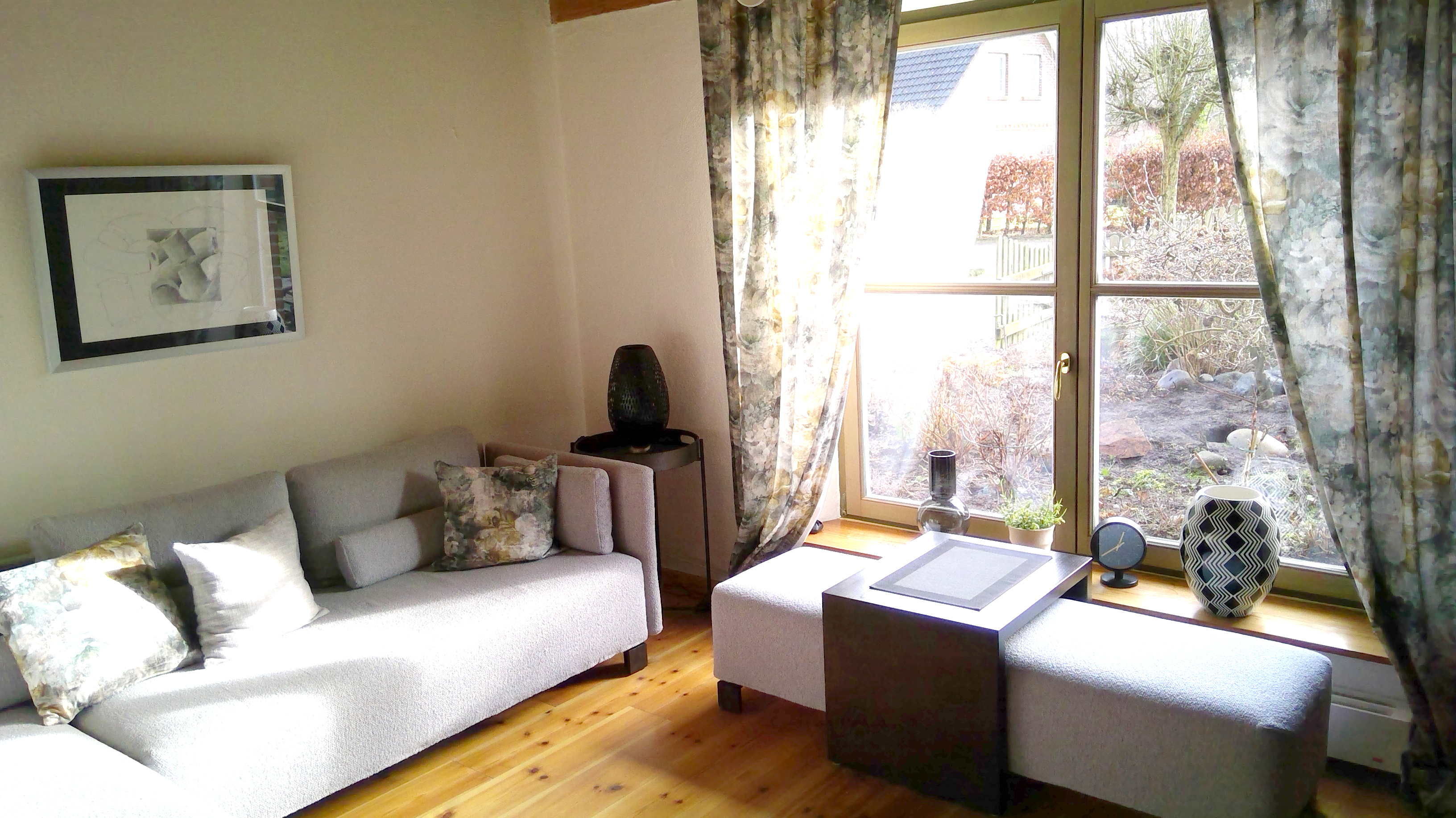 Separates Fernsehzimmer mit großer Couch – gemütliche TV-Lounge abseits des Wohn-/Essbereichs.