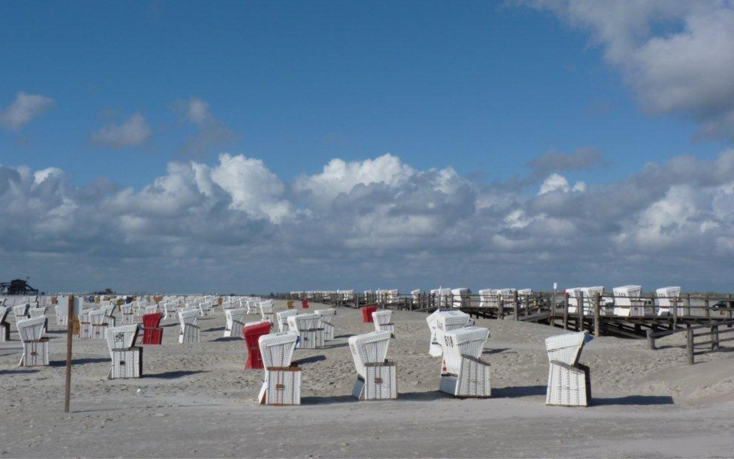 Pfahlbauten und weitläufiger Sandstrand in St. Peter-Ording